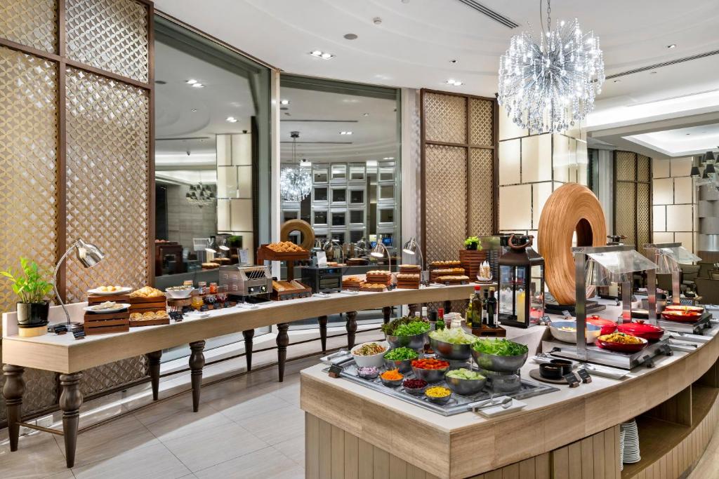 Grande Centre Point Hotel Terminal 214