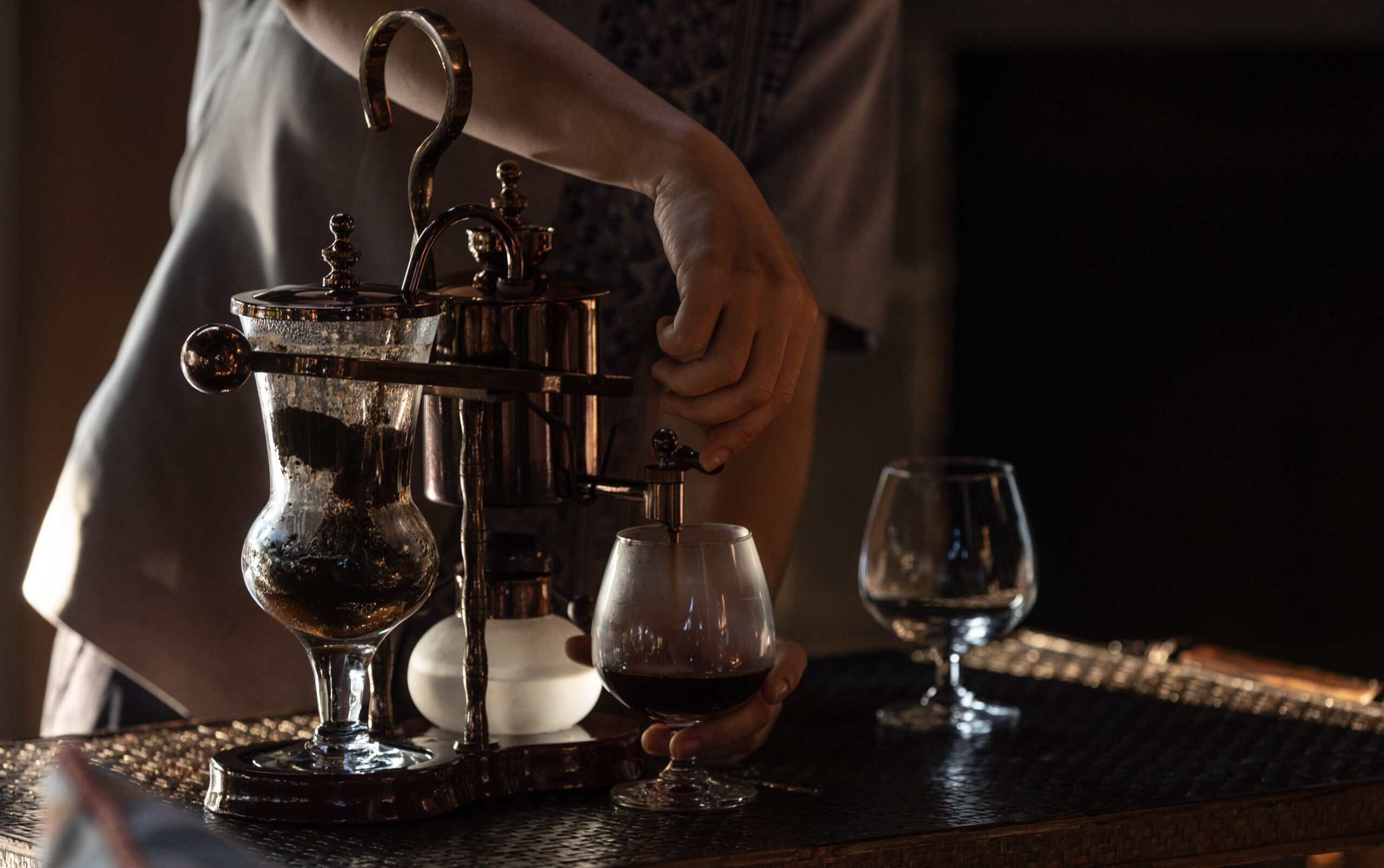 2-Anantara_Golden_Triangle_Bar_0026