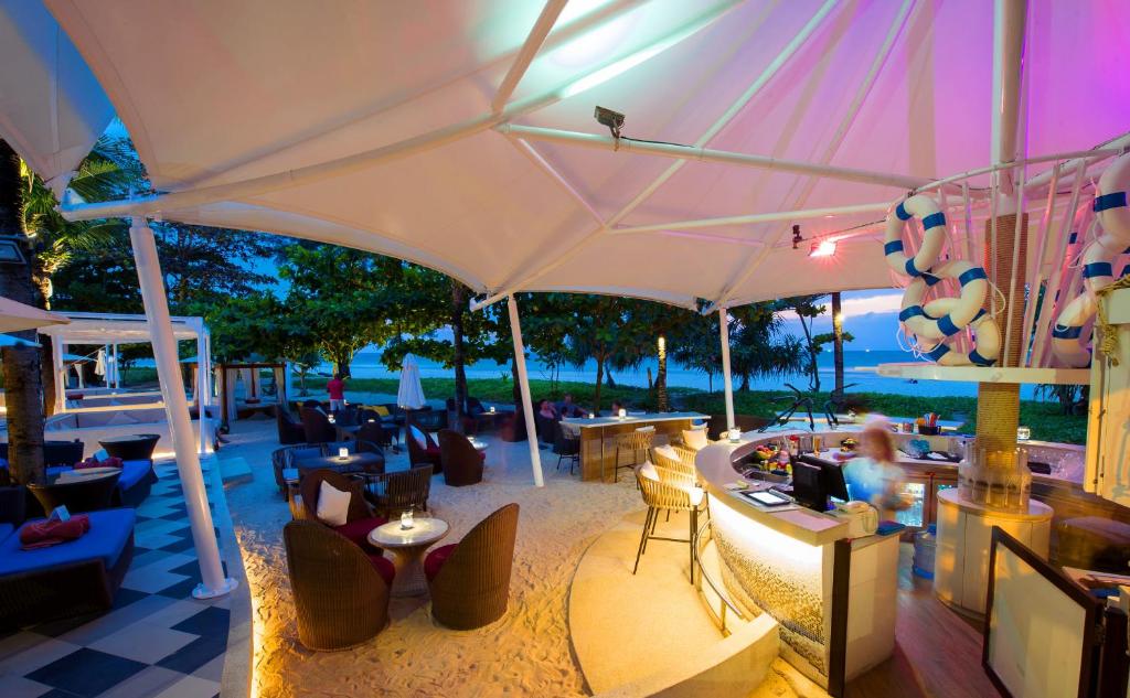 Centara Grand Beach Resort Phuket2